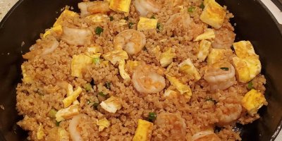 Жареный рис с креветками