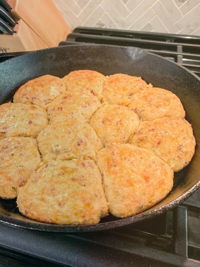 Миндальное печенье с беконом и сыром