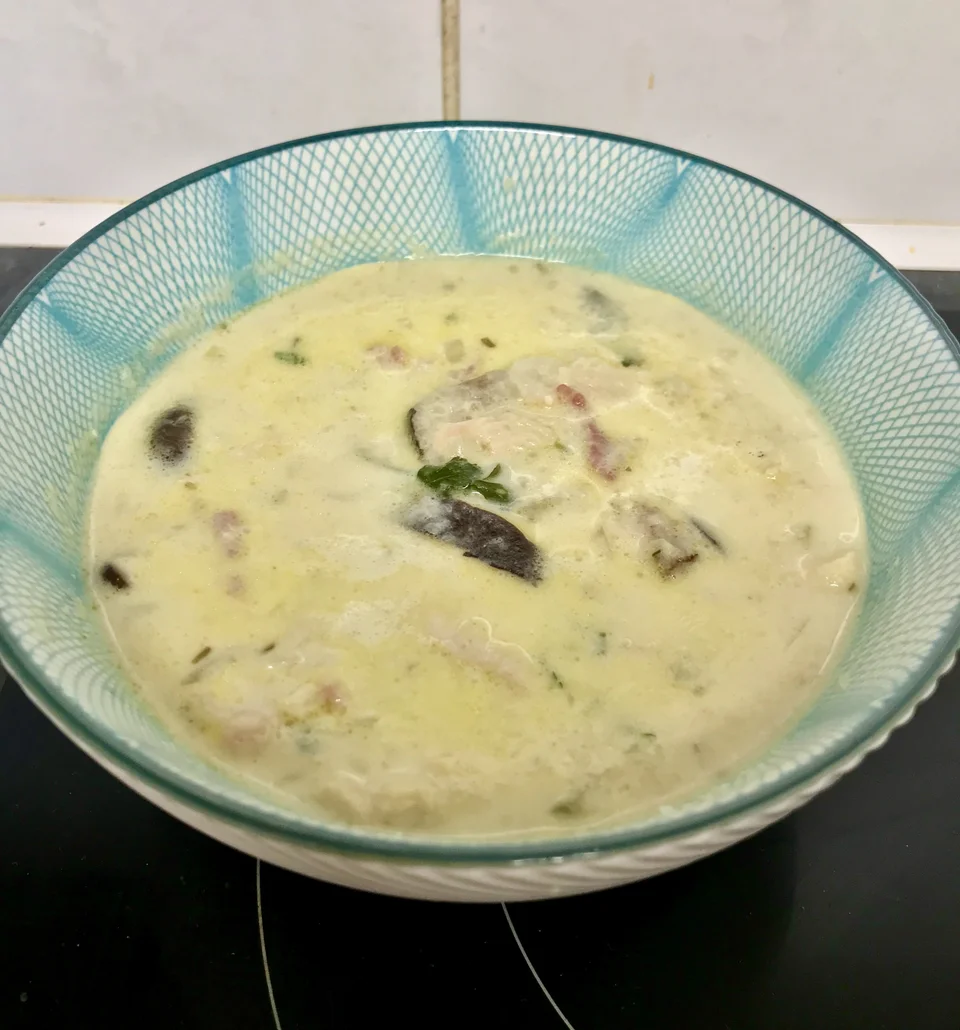 Куриный кето-суп с беконом и грибами шиитаке
